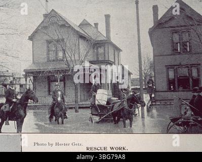 Dieses Schwarzweiß-Foto aus dem Jahr 1898 zeigt Rettungskräfte zu Pferd während der verheerenden Überschwemmung in diesem Jahr. Stockfoto