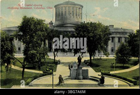 Farbige Postkarte mit dem Ohio Statehouse und dem McKinley Monument in Columbus, Ohio. Das Bild zeigt das Regierungsgebäude und die Gedenkstätte für Präsident William McKinley. Stockfoto