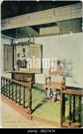 Eine weitere farbige Postkarte zeigt den elektrischen Stuhl im Ohio Penitentiary in Columbus, Ohio, was die Rolle des Staates bei der Todesstrafe symbolisiert. Stockfoto