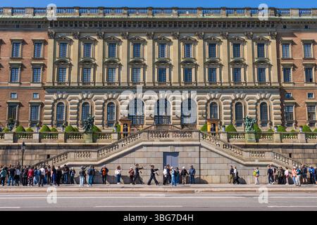 Schwedische Kaisergarde vor dem Königspalast in Gamla Stan, Schlangen von Touristen vor dem Königspalast in Stockholm, Schweden Stockfoto
