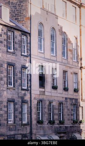Schatten auf den Gesichtern georgianischer Gebäude in Edinburgh, Schottland Stockfoto