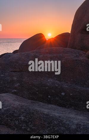 Sonnenuntergang entlang der Côte de Granit Rose (Rosa Granitküste), wo wunderschöne Felsformationen aus glänzenden rosa Granitfelsen ein wunderschönes Zusammenspiel mit bilden Stockfoto