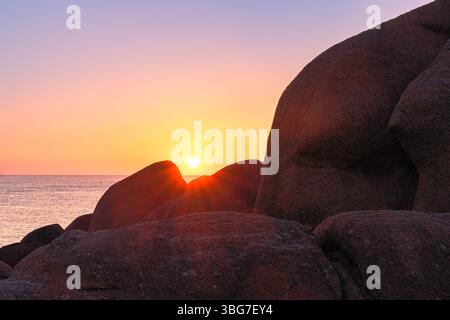 Sonnenuntergang entlang der Côte de Granit Rose (Rosa Granitküste), wo wunderschöne Felsformationen aus glänzenden rosa Granitfelsen ein wunderschönes Zusammenspiel mit bilden Stockfoto