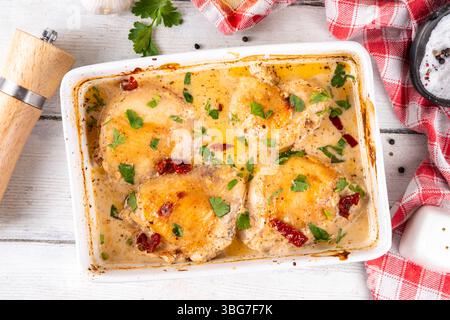 Hähnchenbrust, gebackene Hähnchenschenkel mit cremiger Tomatensoße, trendiges Hähnchenfleischrezept mit sonnengetrockneten Tomaten, Parmesan und harter Sahne, o Stockfoto