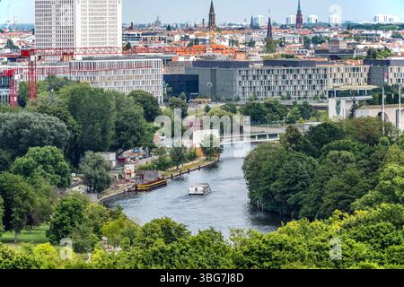 Berlin von oben, Blick von der Siegessäule auf Spree und Regierungsviertel, Juni 2025 Deutschland, Berlin, Juni 2025, Berlin von oben, Blick von der Siegessäule aus 50 Metern Höhe auf Spree und Tiergarten, in der Mitte das Futurium, rechts angedeutet der Bundestag, Blick bis zum Horizont, Hauptstadt, Frühling, sonnig, *** Berlin von oben, Blick von der Siegessäule auf die Spree und den Regierungsbezirk, Juni 2025 Deutschland, Berlin, Juni 2025, Berlin von oben, Blick von der Siegessäule aus einer Höhe von 50 Metern auf die Spree und den Tiergarten, das Futurium in der Mitte, den Bundestag in Stockfoto