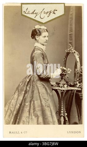 Original viktorianische Carte de Visite (Visitenkarte oder CDV) einer schönen jungen künstlerisch-viktorianischen Frau, Lady Croft, Aristokrat - aus der Sammlung der Familie Arkwright, Hampton Court Castle Hereford, aus dem Fotostudio von Maull & Co. London, das Studio existierte 1866–1878, ca. 1867 oder 1868. Sie ist möglicherweise Georgiana Eliza Lucy Marsh, ursprünglich aus Hampshire, England, Großbritannien. Stockfoto