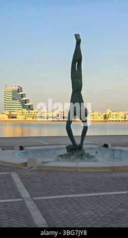 Eine Innenansicht des Bahrain National Museum in Manama, Bahrain, mit einer Statue als Teil seiner Sammlung. Bild aufgenommen am 21. November 2024. Stockfoto