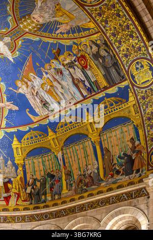 In der Basilika Sacré-Couer auf dem Gipfel von Montmartre, Paris. Dieser katholische Kirchenarchitekt Paul Abadie ist dem Heiligen Herzen Jesu gewidmet. Stockfoto