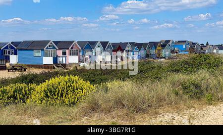Küsten Blick auf Strandhütten auf Mudeford Sandbänken, Hengistbury Head, Dorset, England Stockfoto