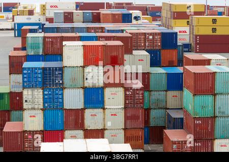 Stapel von Frachtcontainern in Wellington Dock, Wellington, Nordinsel, Wellington, Neuseeland Stockfoto