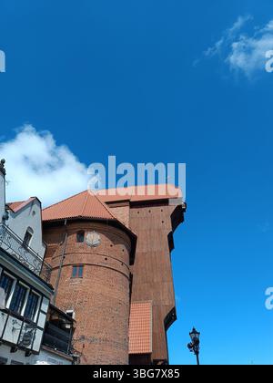 Danzig, Polen - 15. Mai 2025: Danzig Altstadt in Polen mit dem ältesten mittelalterlichen Hafenkran Zuraw in Europa Stockfoto