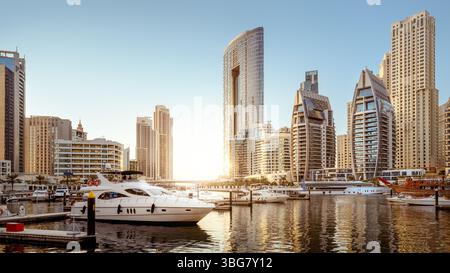 Moderne Gebäude des Jachthafens von dubai bei Sonnenuntergang Stockfoto