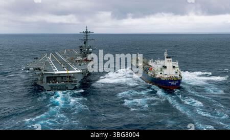 Das Military Sealift Command charterte Motortanker Badlands Trader Positionen neben dem Flugzeugträger der Nimitz-Klasse USS George Washington (CVN 73) Stockfoto