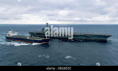 Das Military Sealift Command charterte Motortanker Badlands Trader Positionen neben dem Flugzeugträger der Nimitz-Klasse USS George Washington (CVN 73) Stockfoto