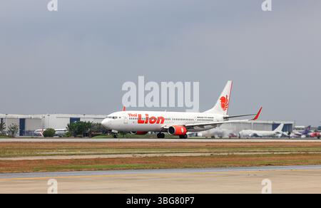 Thai Lion Air Boeing 737-800 startet vom Don Mueang International Airport. Stockfoto