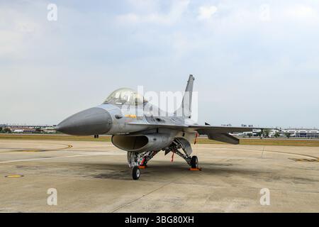General Dynamics F-16 Fighting Falcon einmotoriges Überschall-Mehrzweckflugzeug auf der Flugschau in Thailand. Stockfoto