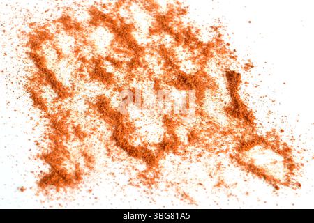 Bitter trockene Gewürze gemahlene rote Chilischote liegt auf weißem Hintergrund. Stockfoto
