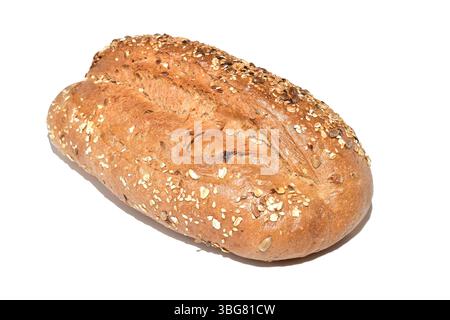Ein mit Sesamsamen bestreutes Weizenbrot liegt auf weißem Hintergrund. Stockfoto