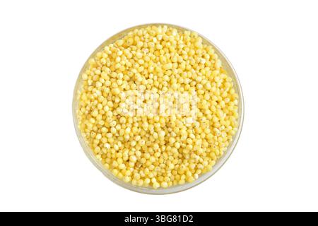 Hirsegrieß in einer Glasschale isoliert auf weißem Hintergrund. Stockfoto