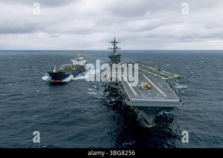 Das Military Sealift Command charterte Motortanker Badlands Trader Positionen neben dem Flugzeugträger der Nimitz-Klasse USS George Washington (CVN 73) Stockfoto