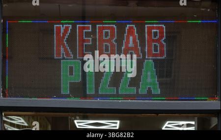 Elektronisches LED-Schild Kebab Pizza Fast Food, UK Stockfoto