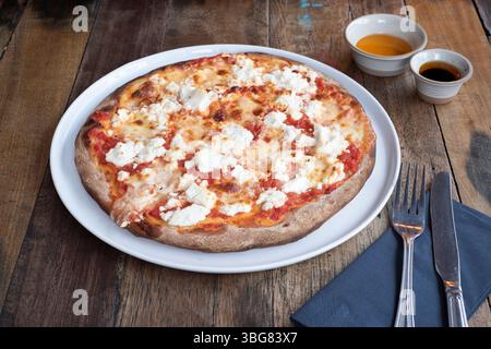 Klassische, im Ofen befeuerte 4-Käse-Pizza mit Tomatensauce, Parmesankäse, Mozzarella, Ziegenkäse und Cheddar Stockfoto