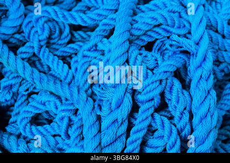 Haufen von verwickelten geflochtenen blauen Seilen, Nahaufnahme. Stockfoto