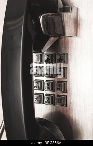 Alt, Metall, Wandmontage, Drucktastentelefon, Nahaufnahme. Stockfoto