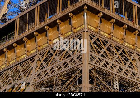 Der Eiffelturm muss das berühmteste Gebäude in Paris sein. Es wurde 1889 eröffnet und ist mit 7 Millionen Besuchern pro Jahr das meistbesuchte Denkmal der Welt. Stockfoto