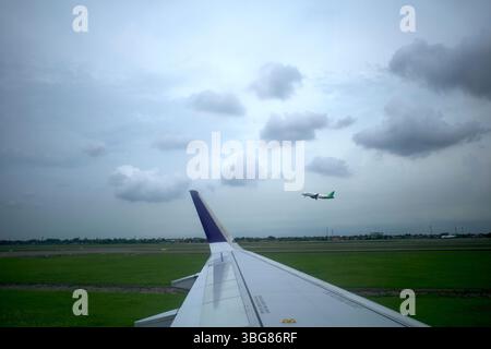 Jakarta, Indonesien - 27. November 2024: Ein Citilink-Flugzeug startet am Flughafen Soekarno Hatta Jakarta, Indonesien, mit Blick aus einem Flugzeugfenster. Stockfoto