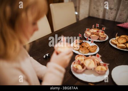 Geschwisterfeier mit hausgemachten Cupcakes für einen besonderen Anlass Stockfoto