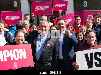 Hamilton, South Lanarkshire, Schottland, Großbritannien. Juni 2025. Anas Sarwar und der Kandidat Davy Russell bei einer Kundgebung der Scottish Labour Party mit Unterstützern am letzten Wahlkampftag vor der Nachwahl von Hamilton, Larkhall und Stonehouse in Hamilton. Bild: Iain Masterton/Alamy Live News Stockfoto