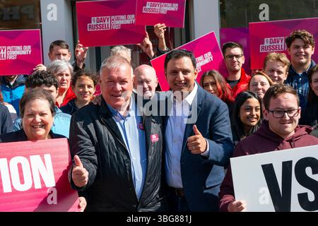 Hamilton, South Lanarkshire, Schottland, Großbritannien. Juni 2025. Anas Sarwar und der Kandidat Davy Russell bei einer Kundgebung der Scottish Labour Party mit Unterstützern am letzten Wahlkampftag vor der Nachwahl von Hamilton, Larkhall und Stonehouse in Hamilton. Bild: Iain Masterton/Alamy Live News Stockfoto