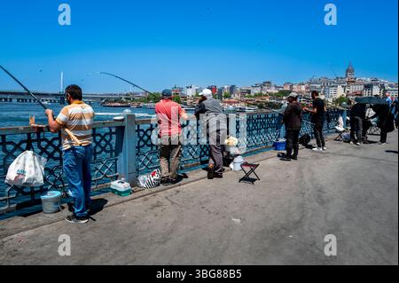 Fischer auf der Galata-Brücke, Istanbul, Türkei Stockfoto