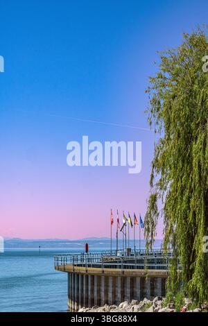 Baden-Württemberg : Seepromenade mit Fahnen in Friedrichshafen Stockfoto