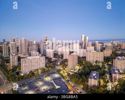Missassauga, Ontario, Kanada, Skyline der Innenstadt zur blauen Stunde. Stockfoto