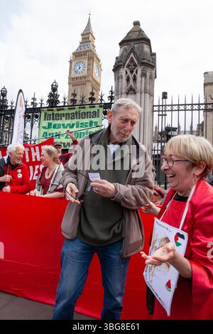 London, Großbritannien. Juni 2025. Zehntausende Demonstranten in Rot umzingelten heute das Parlament. Der Autor Michael Rosen war einer von vielen Juden, die gegen die Politik Israels protestierten. Sie fordern Keir Starmer auf, eine rote Linie zu ziehen und den Völkermord in Gaza zu beenden, indem sie ein Waffenembargo gegen Israel einleitet. Quelle: Anna Watson/Alamy Live News Stockfoto
