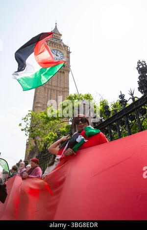 London, Großbritannien. Juni 2025. Zehntausende von Demonstranten in Rot umzingelten heute das Parlament, überquerten die Westminster Bridge und kehrten auf das gegenüberliegende Ufer der Themse zurück, um eine komplette Schleife zu machen. Sie fordern Keir Starmer auf, eine rote Linie zu ziehen und den Völkermord in Gaza zu beenden, indem sie ein Waffenembargo gegen Israel einleitet. Quelle: Anna Watson/Alamy Live News Stockfoto