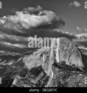 Vereinigte Staaten von Amerika, Kalifornien, Yoesmite National Park. Der ikonische Blick auf den Half Dome vom Glacier Point aus bei Sonnenuntergang. Stockfoto
