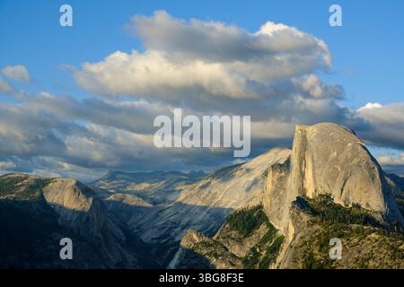 Vereinigte Staaten von Amerika, Kalifornien, Yoesmite National Park. Der ikonische Blick auf den Half Dome vom Glacier Point aus bei Sonnenuntergang. Stockfoto