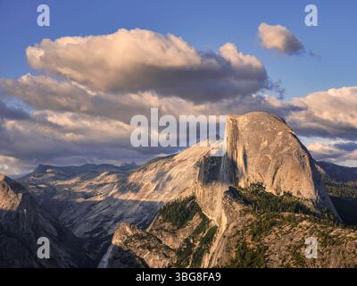 Vereinigte Staaten von Amerika, Kalifornien, Yoesmite National Park. Der ikonische Blick auf den Half Dome vom Glacier Point aus bei Sonnenuntergang. Stockfoto