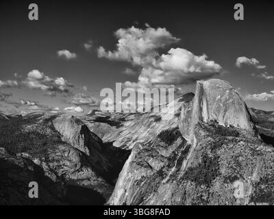 Vereinigte Staaten von Amerika, Kalifornien, Yoesmite National Park. Der ikonische Blick auf den Half Dome vom Glacier Point aus bei Sonnenuntergang. Stockfoto