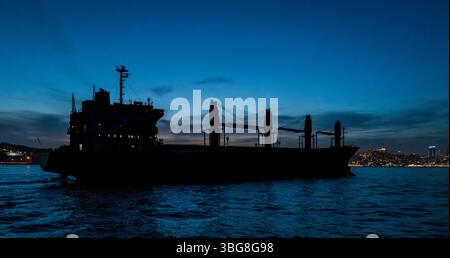 Ein Frachtschiff fährt den Bosporus hinauf, Istanbul, Türkei Stockfoto