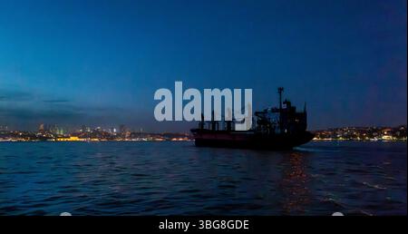 Ein Frachtschiff fährt den Bosporus hinauf, Istanbul, Türkei Stockfoto