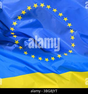Flaggen als Symbol der Beziehungen zwischen der Ukraine und der Europäischen Union Stockfoto