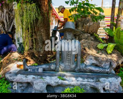Eine von mehreren kleinen Statuen auf dem Gelände des Wat Pho liegenden Buddha-Tempels in Bangkok, Thailand Stockfoto