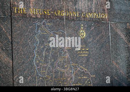 WASHINGTON DC – Granit-Kampagnenkarten der Maas-Argonne-Kampagne und der Westfront sind im National World war I Memorial im Pershing Park von Washington DC ausgestellt. Diese detaillierten geografischen Darstellungen zeigen die Standorte der großen amerikanischen Militäroperationen in Frankreich im Jahr 1918. Die Gedenkstätte ehrt den Dienst von fast 5 Millionen Amerikanern, die am Ersten Weltkrieg teilgenommen haben, darunter über 1,2 Millionen, die an der Maas-Argonne-Offensive, dem größten und tödlichsten Feldzug in der amerikanischen Militärgeschichte, kämpften. Stockfoto