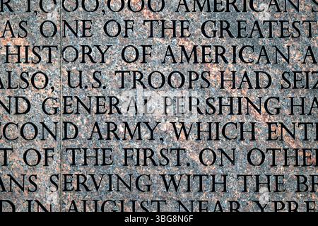 National World war I Memorial Washington DC/WASHINGTON DC – Detail des eingravierten Textes mit den Worten „General Pershing“ im mittleren Rahmen, in die Granitwände des National World war I Memorial im Pershing Park eingearbeitet. Die Inschriften der Gedenkstätte liefern historischen Kontext über Amerikas Beteiligung am Ersten Weltkrieg und die Führung von General John J. Pershing, der die amerikanischen Expeditionstruppen kommandierte. Dieses nationale Denkmal wurde offiziell im April 2021 geweiht, um die fast 5 Millionen Amerikaner zu ehren, die im Ersten Weltkrieg gedient haben Stockfoto