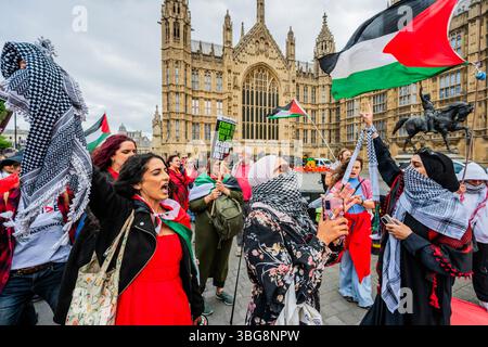 London, Großbritannien. Juni 2025. Eine Nothilfe-Demonstration für Palästina schafft eine rote Linie (mit Band und roten Outfits) um das Parlament während der Fragen des Premierministers, „jetzt ein vollständiges Waffenembargo und Sanktionen gegen Israel zu fordern“. Sie reagieren auf die anhaltende Invasion der israelischen Verteidigungskräfte in Gaza. Guy Bell/Alamy Live News Stockfoto