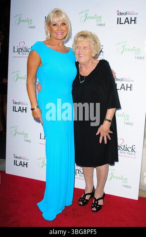 Carol Wright und Nanny Pat bei der Markteinführung von Jessica Wrights neuer Bekleidungslinie „Lipstick Boutique“ im Soho Sanctum Hotel in London - 21. August 2012 Stockfoto
